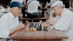 Alte Männer spielen Schach