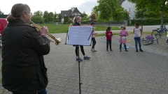Monika Grimm aus Petersaurach spielt aus Solidarität Trompete