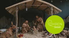 Geschnitzte Weihnachtskrippe zeigt die Geburt Jesu