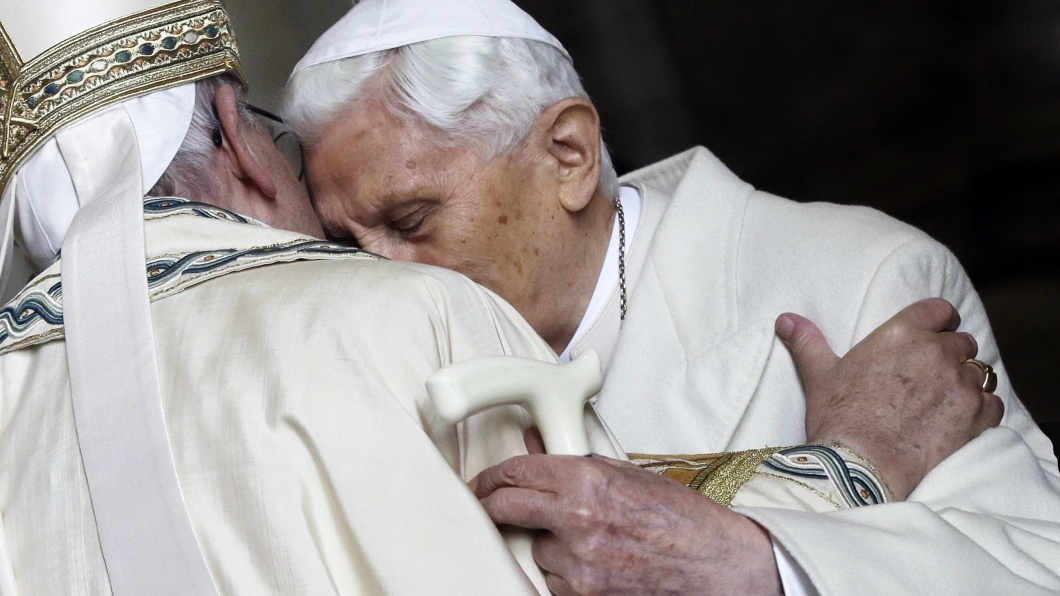 Der emeritierte Papst Benedikt XVI. (rechts) umarmt Papst Franziskus. Die Szene wurde im Dezember 2015 im Petersdom aufgenommen.