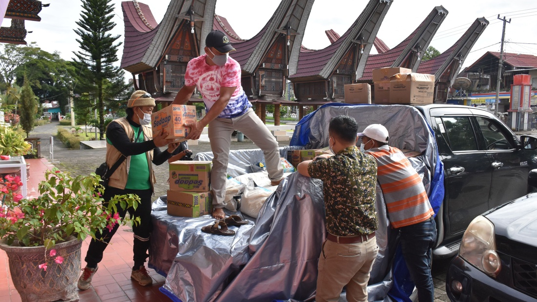 Lebensmittelspenden nach Erdbeben auf der indonesischen Insel Sulawesi
