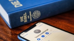 Bibel und Handy mit Kontakt der Telefonseelsorge