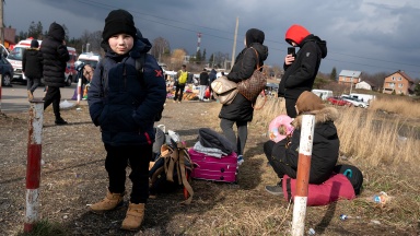 Kind an der Grenze zwischen Polen und Ukraine