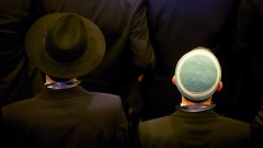 In der Berliner Beth Zion Synagoge werden drei orthodoxe Rabbiner in ihre Ämter eingeführt. 