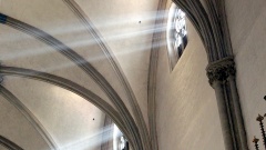 Licht fällt durch die Fenster des Doms in Augsburg