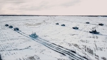 Russische und belarussische Truppen im gemeinsamen Kampftraining mit Panzern.