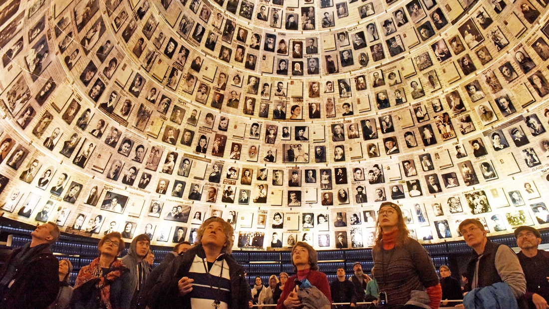 Besucher in der "Halle der Namen" in der Gedenkstaette Yad Vashem 
