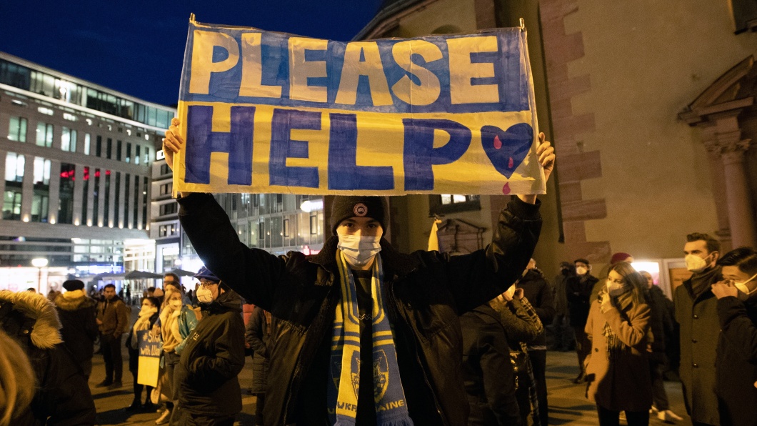Frankfurt. Menschen demonstrieren gegen den militärischen Überfall auf die Ukraine 