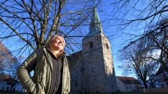 Diakonin Janette Zimmermann vor der St. Andreas-Kirche in Springe
