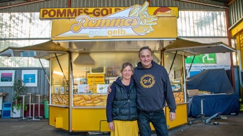 Imbisswagen "Pommes-goldgelb" mit Besitzern in Vreden