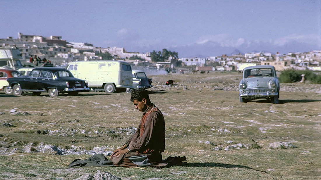 Mann beim Nachmittagsgebet in Kabul, Afghanistan 1967/68