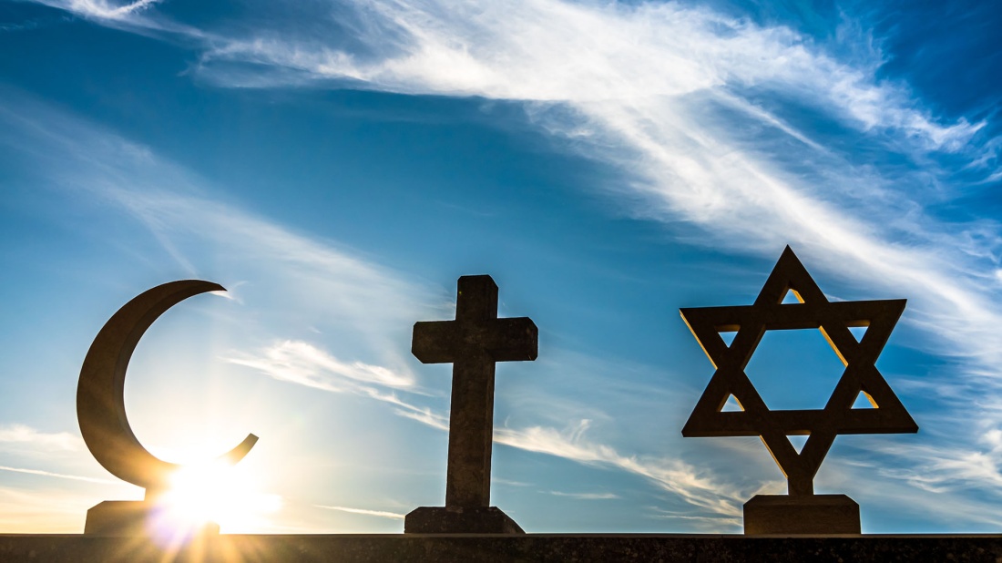 christiches, muslimisches und jüdisches Symbol vor Himmel
