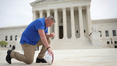Trainer Joe Kennedy in Gebetspose vor dem Supreme Courtin Washinghton