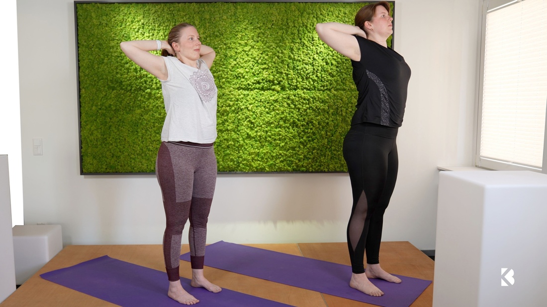 zwei Frauen machen Yoga-Übungen