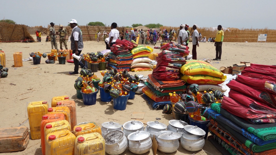 Verteilung von Nahrungsmitteln und Alltagsgegenständen an Flüchtlinge in der Tschadsee-Region.