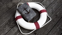 Rettungsring und Gesangbuch der Seemannsmission an Deck eines Schiffes