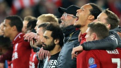   Liverpools Teammanager Jürgen Klopp und Spieler singen "You´ll Never Walk Alone". Es ist der 7. Mai 2019, und die Mannschaft hat gerade das Champions League-Spiel gegen FC Barcelona gewonnen. 