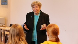 Die Zeitzeugin Michaela Vidláková, die Theresienstadt überlebt hat, spricht vor Schülerinnen des St.-Ursula-Mädchengymnasiums in Freiburg über ihre Kindheit.