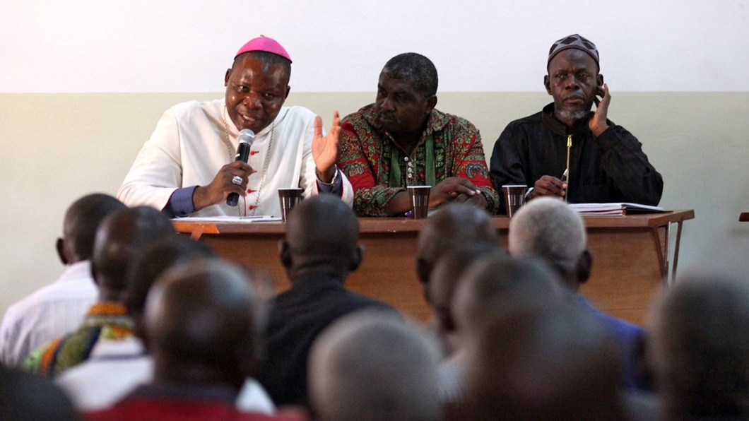 Der Erzbischof von Bangui, Dieudonne Nzapalainga (l) Dieudonne Nzapalainga (l) und der Vertreter Banguis Muslimgemeinde Imam Oumar Kobine Layama (r) treffen sich mit älteren Klerikern, Friedenstruppen und Menschen aus Bangui