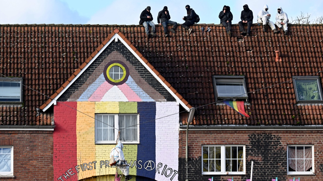 Am Tag der Räumung: Klimaaktivisten auf einem Hausdach in Lützerath 