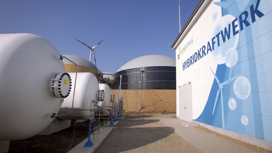 Das Bild vom 25.10.2011 zeigt ein Hybridkraftwerk in der Nähe von Prenzlau. In diesem Gebäude wird aus Wasser Windgas hergestellt.