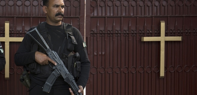 Ein pakistanischer Polizeibeamter bewacht die St. Thomas Kirche in Islamabad