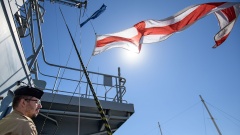 Militärschiff feiert Gottesdienst an Board und hisst Flagge der Militärseelsorge