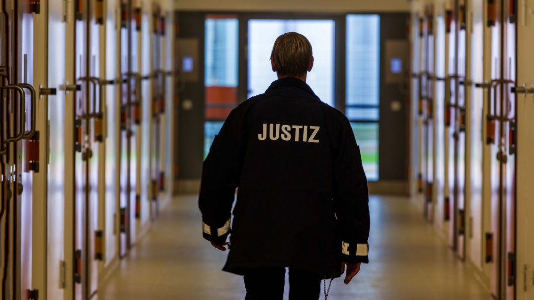 Justizbeamter auf einem der Zellenflure im Hafthaus der Justizvollzugsanstalt (JVA) in Bützow 
