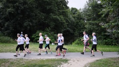 Eine Gruppe Läufer in weißen Trikots