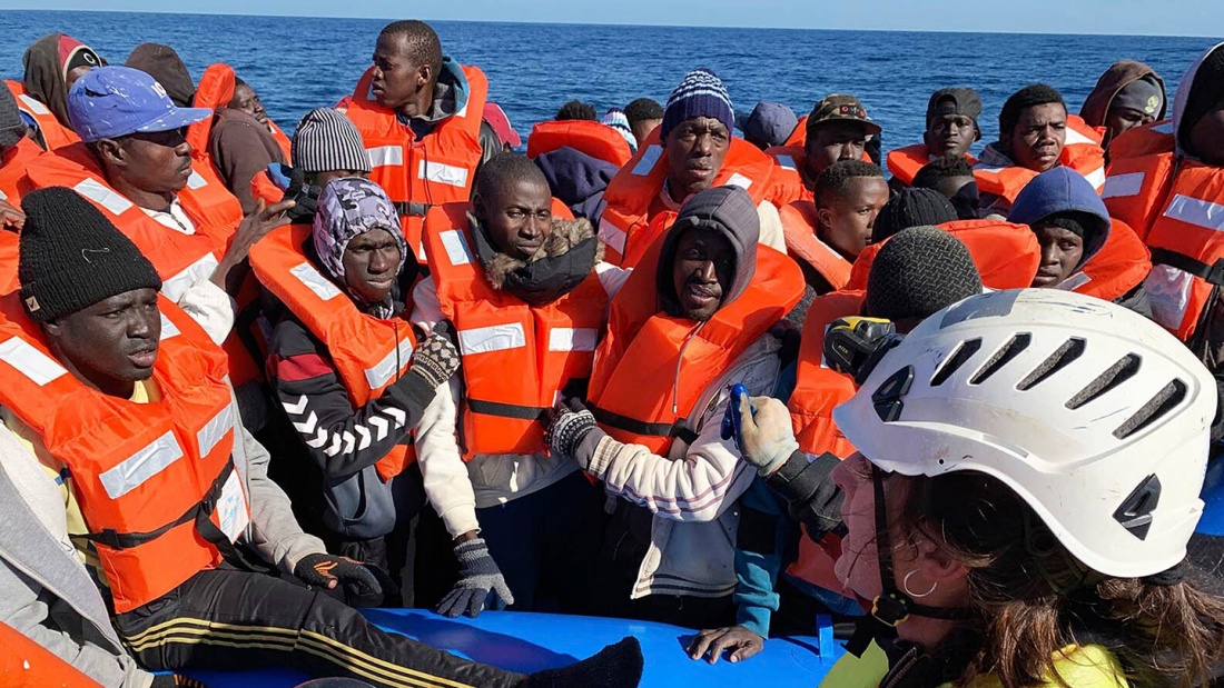 Flüchtlinge auf einem Rettungsboot im Mittelmeer