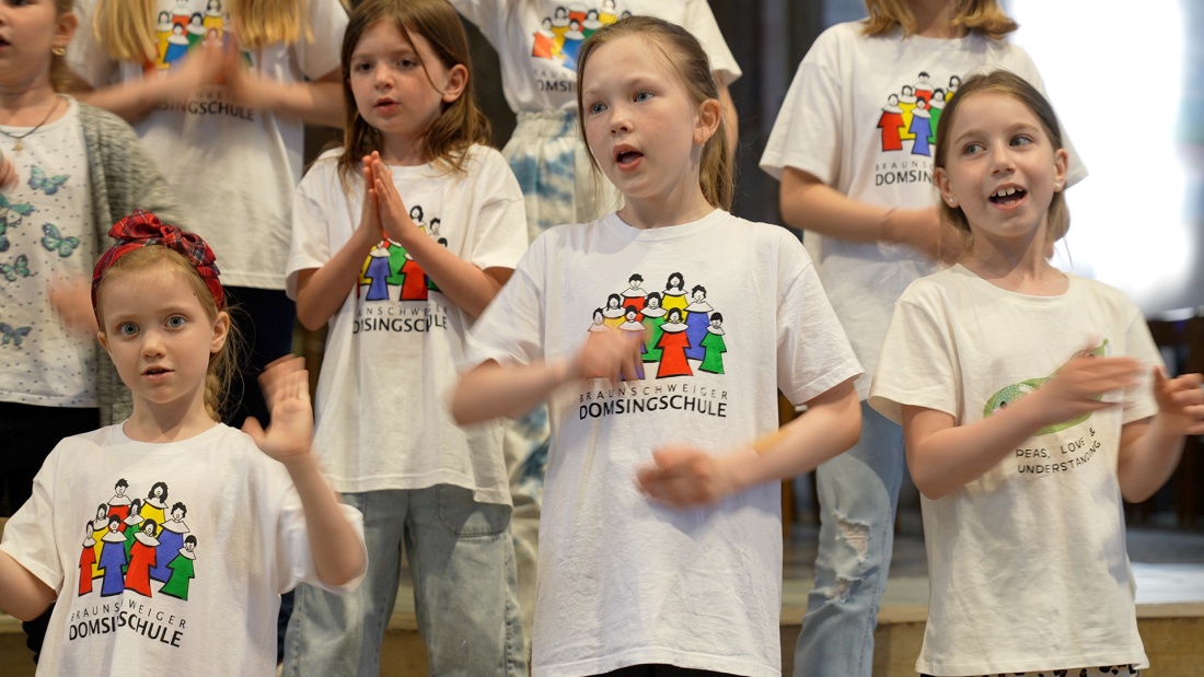 Ukrainische Kinder singen im Chor