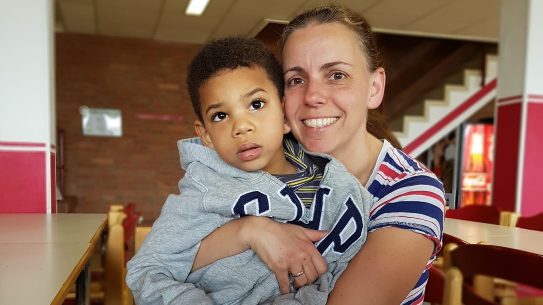 Tina Kouemo berichtet über ihren Sohn Kyle, der das FoxG1 Syndrom ha