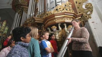 Annegret Schönbeck mit Kindern an historischer Orgel 