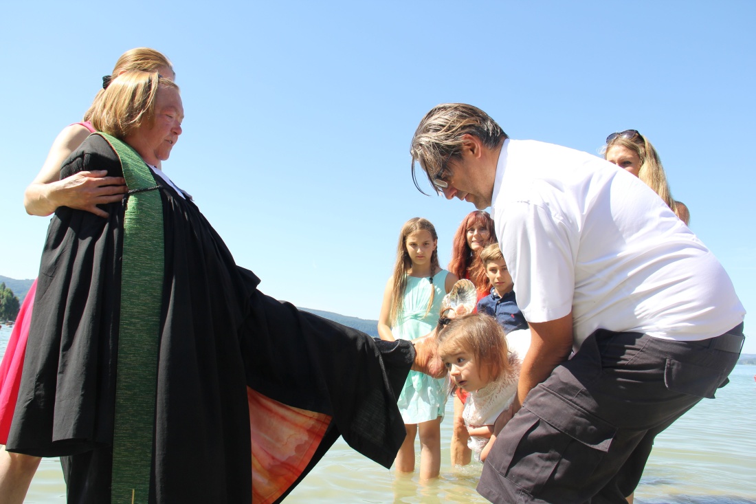 Taufe  im Bodensee mit Pfarrerin  Sabine Wendlandt