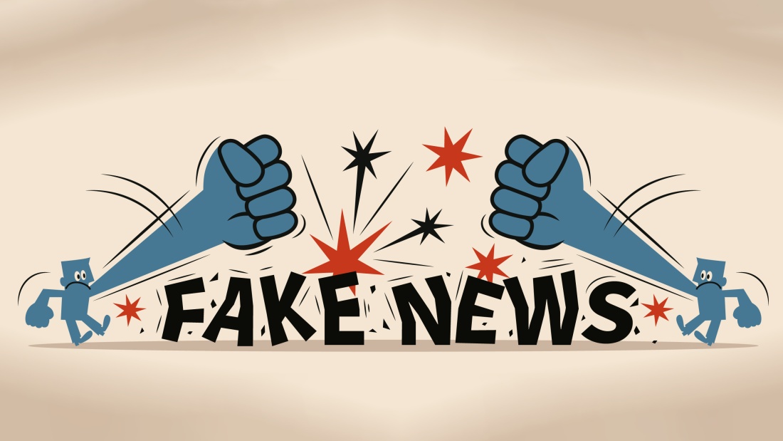 Illustration: zwei blaue Männchen mit riesigen Fäusten schlagen auf das Wort "Fake News" ein
