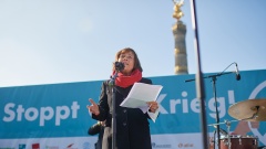 Ratsvorsitzende der Evangelischen Kirche in Deutschland, Annette Kurschus, spricht auf der Kundgebung in Berlin. 