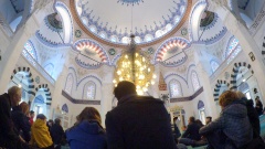 Besucher stehen in einer Moschee in Berlin 2018.