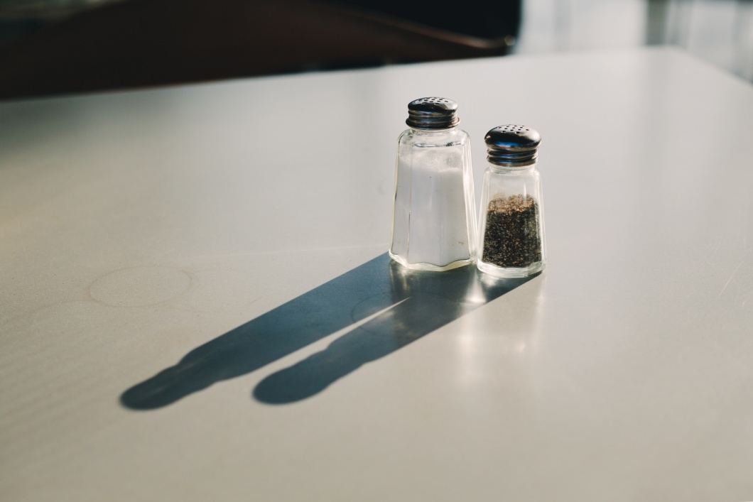 Salz- und Pfeffer-Streuer auf dem Tisch im Sonnenlicht