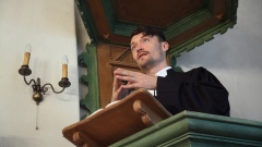 Der Spandauer Pfarrer Viktor Weber predigt in der evangelischen Dorfkirche Alt-Staaken in Berlin am 18.08.19. Aktuell mache er viel Telefonseelsorge, bei den älteren Menschen seiner Gemeinde komme das gut an. 