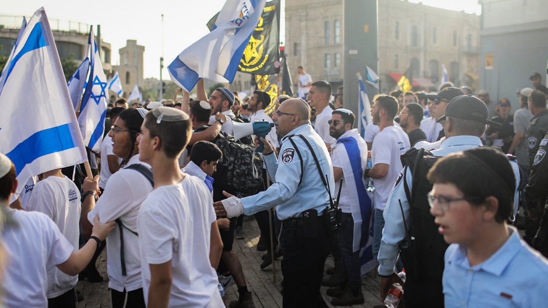  Israelis gehen am vergangenen Jerusalemtag mit Nationalfahnen in Richtung der Schutzräume, nachdem Sirenensignale ertönten.