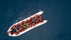 Archivbild: Foto von oben, Boot mit geflüchteten Menschen.