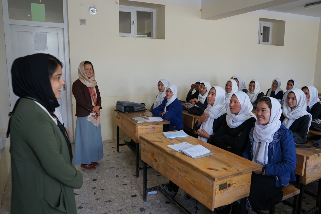 Autorin vor einer Schulklasse 2019 Bamyan 