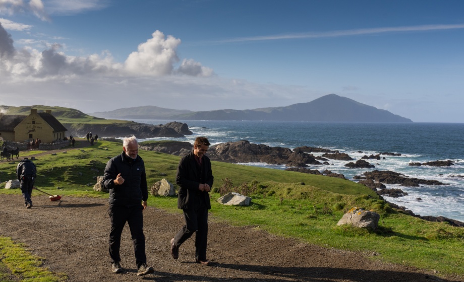 Martin McDonagh und Colin Farrell am Set von »The Banshees of Inisherin« (2022). © 20th Century Studios