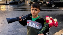  syrischer Junge verkauft Blumen auf der Straße in Beirut 