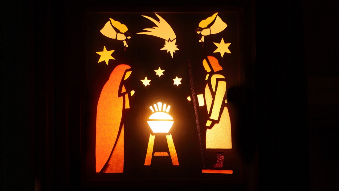 Maria und Josef an der Krippe mit Engeln und Stern von Betlehem