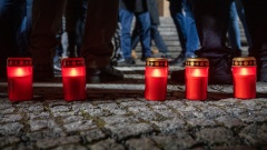 Vor dem Bezirksamt Berlin-Neukölln stehen Kerzen in Gedenken an die Opfer des Anschlags in Hanau vor einem Jahr