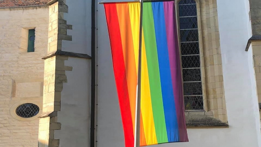 Regenbogenfahne vor der katholischen Kirche St. Nikolaus (Münster-Wolbeck)