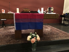 Biflagge am Altar
