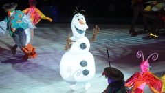 Ein Eiskunstläufer ist als Schneemann Olaf aus dem Kinofilm "Die Eiskönigin"