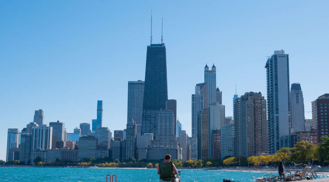 Skyline von Chicago mit Lake Michigan im Vordergrund